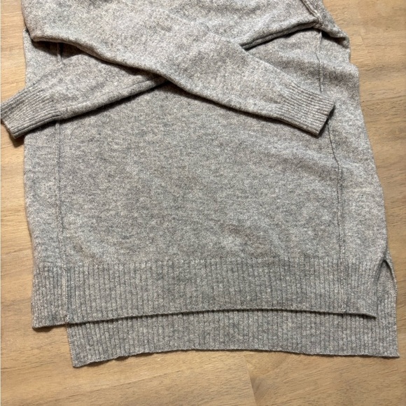 100% 2 Ply Cashmere light grey sweater Medium. seam detail front and shoulder. - Picture 6 of 6